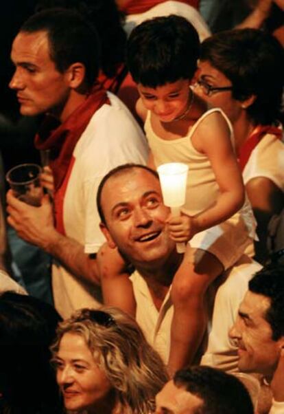 Asistentes al acto de despedida de las fiestas de San Fermín de este año, celebrado en la Plaza Consistorial de Pamplona.