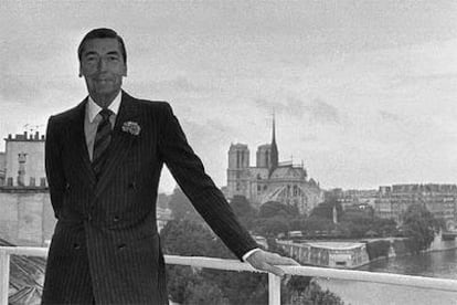 Claude Terrail, en su restaurante, con Notre Dame de París al fondo.