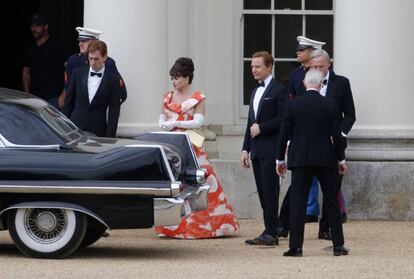 Los actores Ben Daniels y Helena Bonham Carter en el rodaje de la serie 'The Crown'.