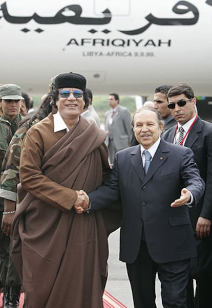 El presidente argelino, Buteflika (derecha), recibe al libio, Gaddafi.