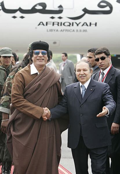 El presidente argelino, Buteflika (derecha), recibe al libio, Gaddafi.