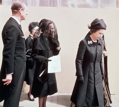 La reina Isabel II y la duquesa viuda de Windsor en el funeral del duque Eduardo en 1972.