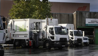 Camiones de recogida de basuras en Sabadell.