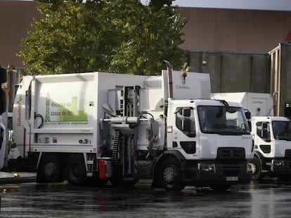 Camions de recollida d'escombraries a Sabadell.