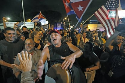 Miembros del exilio cubano en Miami celebran la muerte de Fidel Castro frente al restaurante Versailles, en la Pequeña Habana.