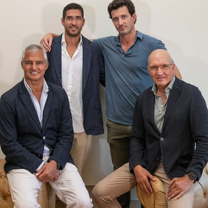 Sentados, los hermanos Javier y Ramón Bordas; en el centro los hijos de éste: Jorge y Ramón. 
