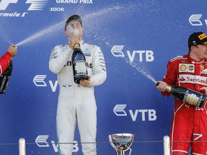 Botta, no p&oacute;dio com Raikkonen (esquerda) e Vettel.