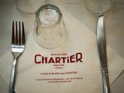 La mesa puesta esperando a comensales en el Bouillon Chartier de París.