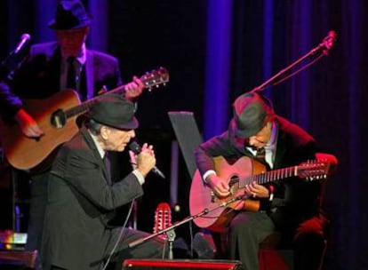 Leonard Cohen, durante su actuación anoche en la plaza de toros de León.