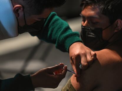 Un hombre es vacunado con una dosis de la vacuna Pfizer en Chiapas, en enero.