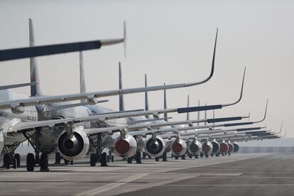 Varios aviones, aparcados en el aeropuerto de Santiago de Chile ante la falta de uso durante la pandemia.