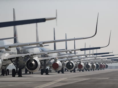 Varios aviones, aparcados en el aeropuerto de Santiago de Chile ante la falta de uso durante la pandemia.