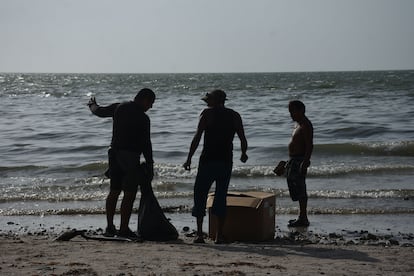 Residuos de combustóleo recalaron a la orilla en playa bonita en Campeche.