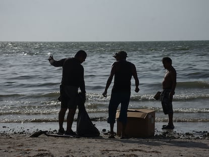 Residuos de combustóleo recalaron a la orilla en playa bonita en Campeche.