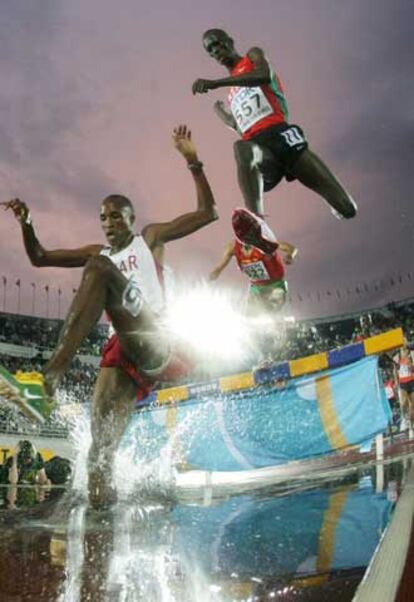 El ganador, Shaheen; el keniano Kemboi y el marroquí Boulami saltan la ría.