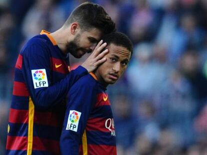 Piqué tranquiliza a Neymar en el partido frente al Villarreal.