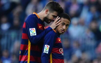 Piqué tranquiliza a Neymar en el partido frente al Villarreal.