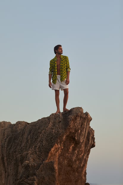 Robert Cremona en Batroun, ciudad costera en el norte de Líbano. Luce Camisa Palomo Spain y Boxers Carlota Barrera. 