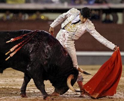 El diestro Alberto López Simón que confirma alternativa durante el sexto festejo de la Feria de San Isidro.