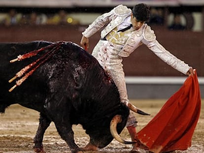 El diestro Alberto López Simón que confirma alternativa durante el sexto festejo de la Feria de San Isidro.