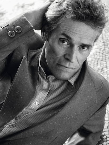 Willem Dafoe posa para ICON con intensísima mirada y chaqueta y camisa Gucci.