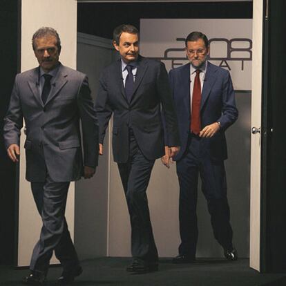 José Luis Rodríguez Zapatero y Mariano Rajoy llegan al debate, precedidos del moderador, Manuel Campo Vidal.