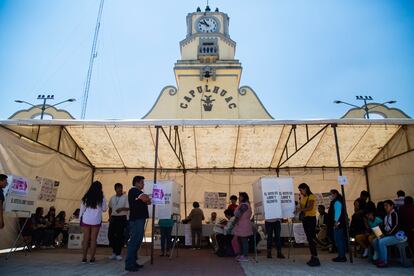 El Instituto Nacional Electoral (INE) ha instalado 23.451 casillas para las elecciones de este domingo en los dos Estados disputados. La mayor parte de las urnas, 19.533, se han ubicado en el Estado de México, uno de los más poblados del país. El resto, 3.918, en Coahuila. En la imagen, casillas en el municipio de Capulhuac, en el Estado de México.