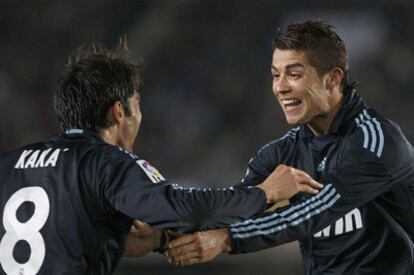 Kaká y Cristiano Ronaldo celebran uno de los dos goles del portugués.