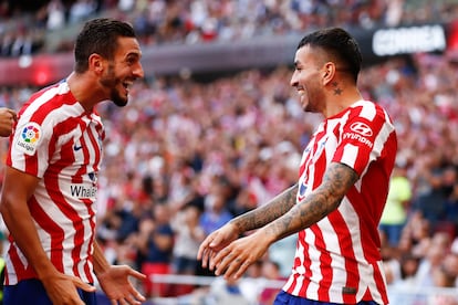 Koke y Correa celebran el segundo gol del argentino al Girona.