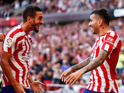 Koke y Correa celebran el segundo gol del argentino al Girona.