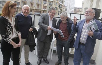 La europarlamentaria de UPyD Maite Pagazaurtundua junto a los profesores universitarios, de izquierda a derecha, Enrique Etxeburua, Manuel Montero, Luis Castells y Fernando Savater.