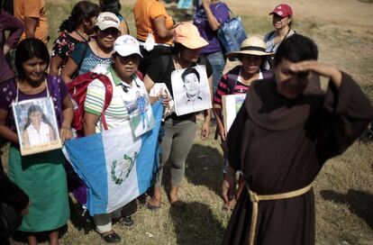 Las mujeres centroamericanas de la caravana 'Emeteria Martínez', formada por madres de inmigrantes desaparecidos, a su llegada a Tenosique, Tabasco (México). La caravana, que partió de Guatemala, se dirige a Estados Unidos para denunciar la violencia de los grupos organizados contra los inmigrantes.