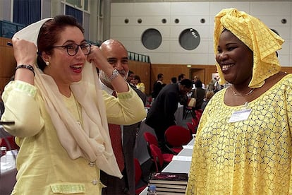 La paquistaní Benazir Bhutto, izquierda, y la senegalesa Aminata Ndiaye, en la Internacional Socialista.