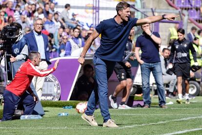 Leo Franco da instrucciones a los jugadores del Huesca durante el partido ante el Valladolid, antes de ser cesado de su cargo.