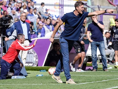 Leo Franco da instrucciones a los jugadores del Huesca durante el partido ante el Valladolid, antes de ser cesado de su cargo.