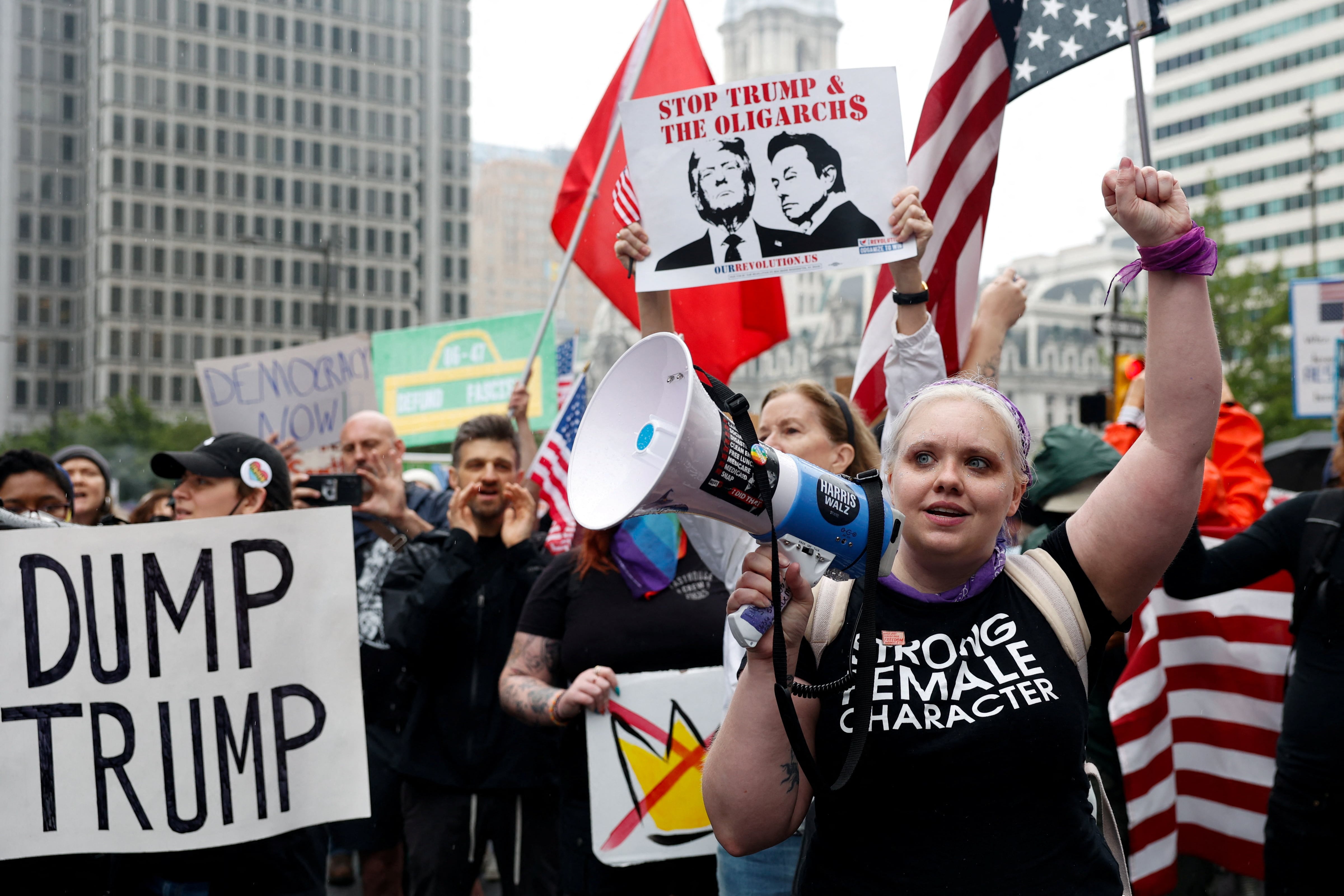 Las protestas ‘No Kings’ y el desfile militar de Donald Trump, en vivo | Arrancan las primeras movilizaciones: “¡Paren las redadas!”