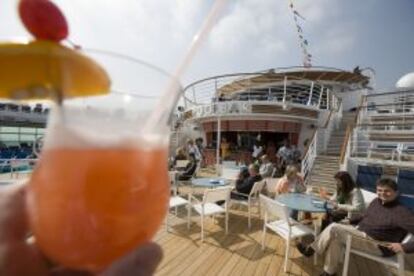 El bar de la piscina en el barco 'Freedom of the Seas', de la naviera Royal Caribbean.