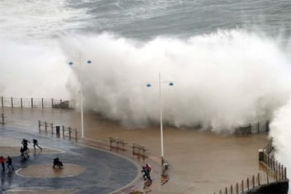 El paseo Nuevo de San Sebastián, la zona de la ciudad más expuesta al mar, permanece cortado al tráfico y a los peatones desde anoche.