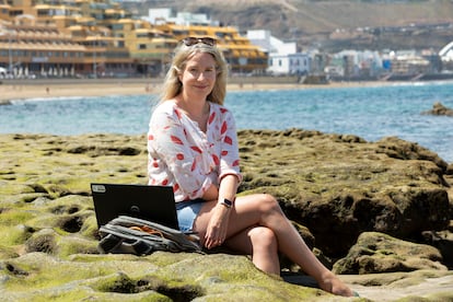 Fiona Murray, teletrabajadora irlandesa en la Playa de Las Canteras en abril de 2021.