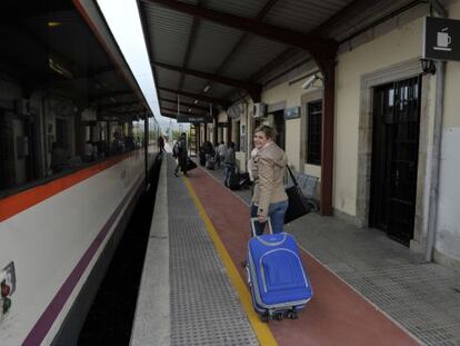 Viajeros entre Vigo y Ourense, afectada por los recortes.