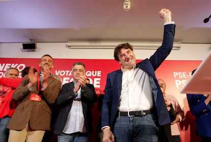 El candidato del PSE-EE a lehendakari, Eneko Andueza, este domingo tras los resultados electorales.