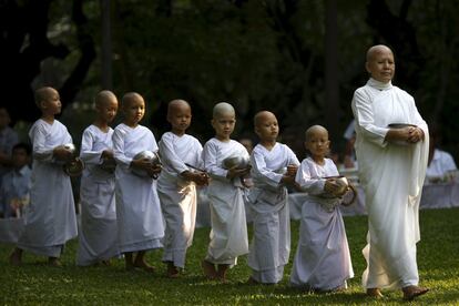 A Buddhist nun walks in line with novice nuns to receive food from people during the Songkran Festival at the Sathira-Dhammasathan Buddhist meditation centre in Bangkok, Thailand, April 13, 2016. REUTERS/Athit Perawongmetha      TPX IMAGES OF THE DAY     