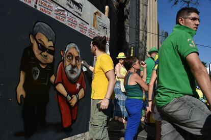 Na avenida Paulista, grafiteiro retrata o ex-presidente Lula sendo preso. 