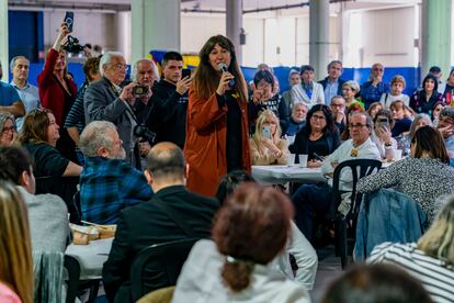 La presidenta de JxCat, Laura Borràs durante un encuentro con militantes y simpatizantes en Manresa, este sábado. / SIU WU (EFE)