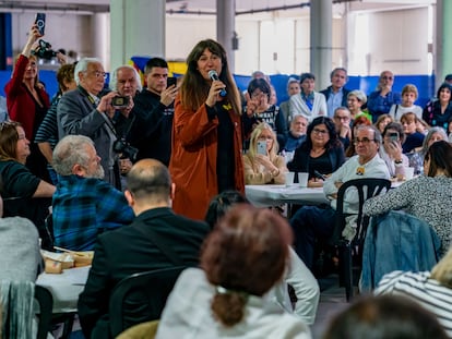 La presidenta de JxCat, Laura Borràs durante un encuentro con militantes y simpatizantes en Manresa, este sábado. / SIU WU (EFE)