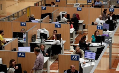 Funcionarios en la delegación de Hacienda de Guzmán el Bueno (Madrid).