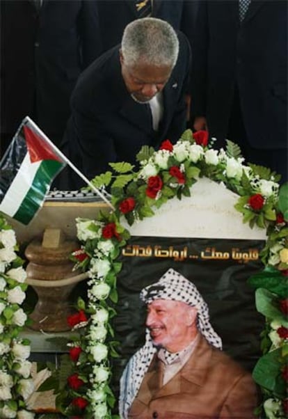 El secretario de Naciones Unidas, Kofi Annan, ayer ante la tumba de Arafat.