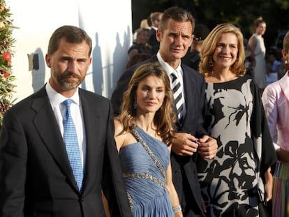 Iñaki Urdangarín junto a su esposa y los actuales Reyes en una fotografía de archivo, en 2010