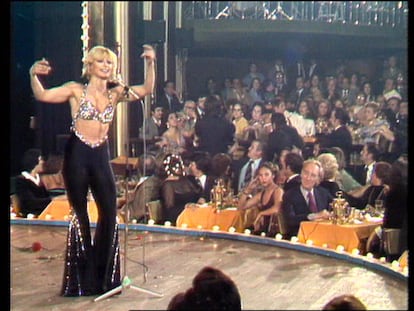 En una de sus actuaciones en TVE, donde popularizó los pantalones de campana, la lycra y el brilli brillo exhibiendo el ombligo de Italia.