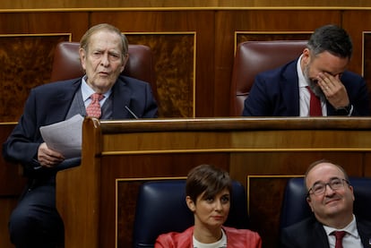 El líder de Vox, Santiago Abascal, se tapa la cara junto a Ramón Tamames candidato de la moción de censura, en la segunda jornada del debate en el Congreso de los Diputados.